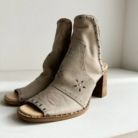 Sbicca Vintage Collection Suede Leather Light Beige Studded Slides 10 - Picture 7 of 13